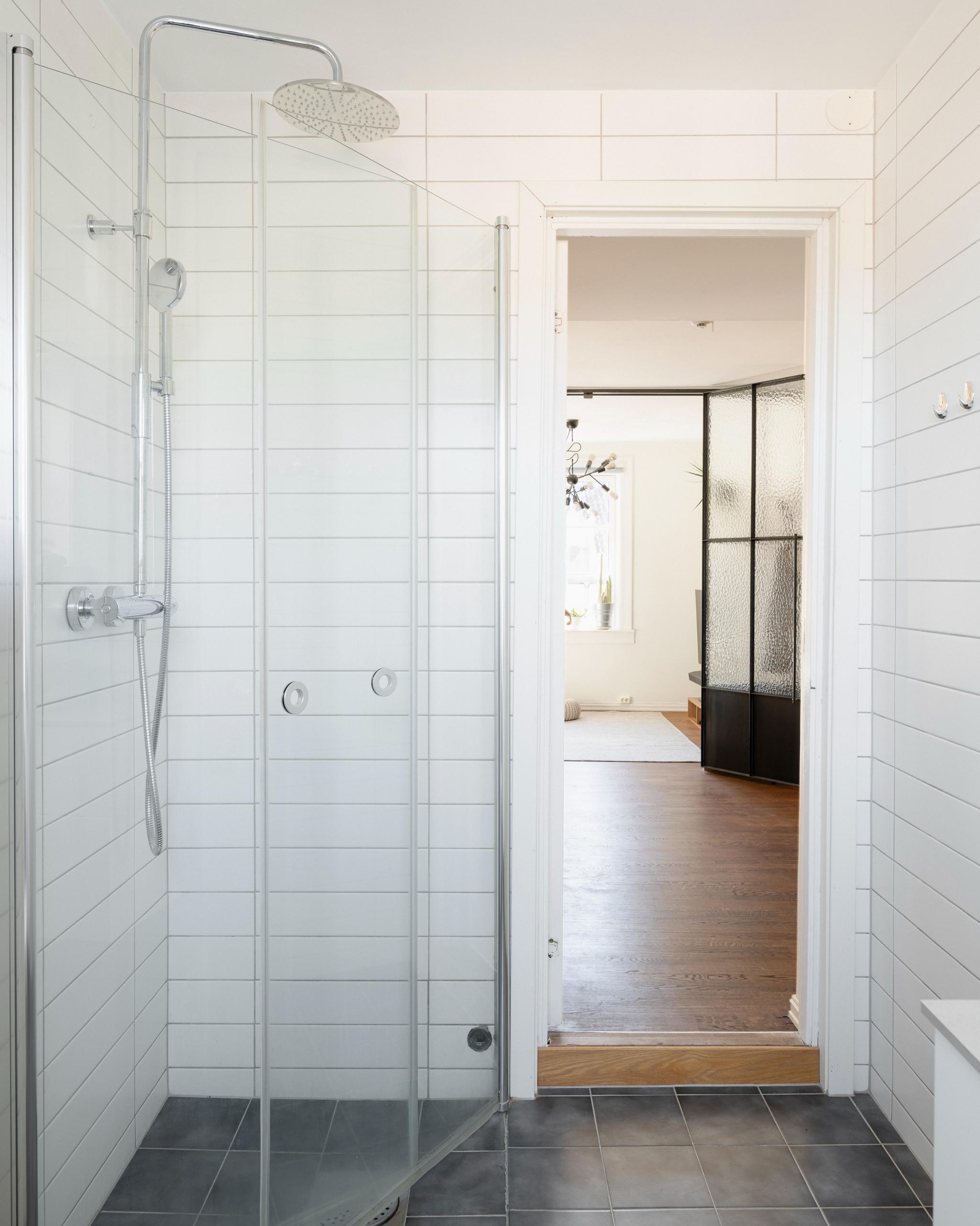 Badet er bestående av dusjhjørne, vegghengt toalett og servantskap med lekker bollevask.